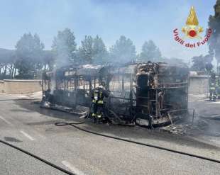 BUS ATAC A FUOCO IN VIA LAURENTINA