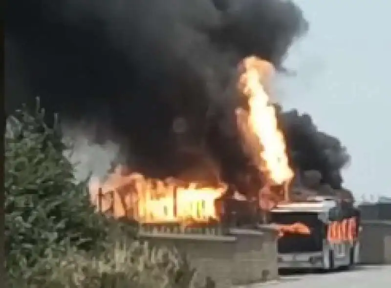 bus atac a fuoco in via laurentina   2