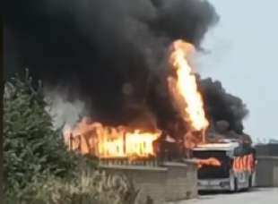 bus atac a fuoco in via laurentina 2