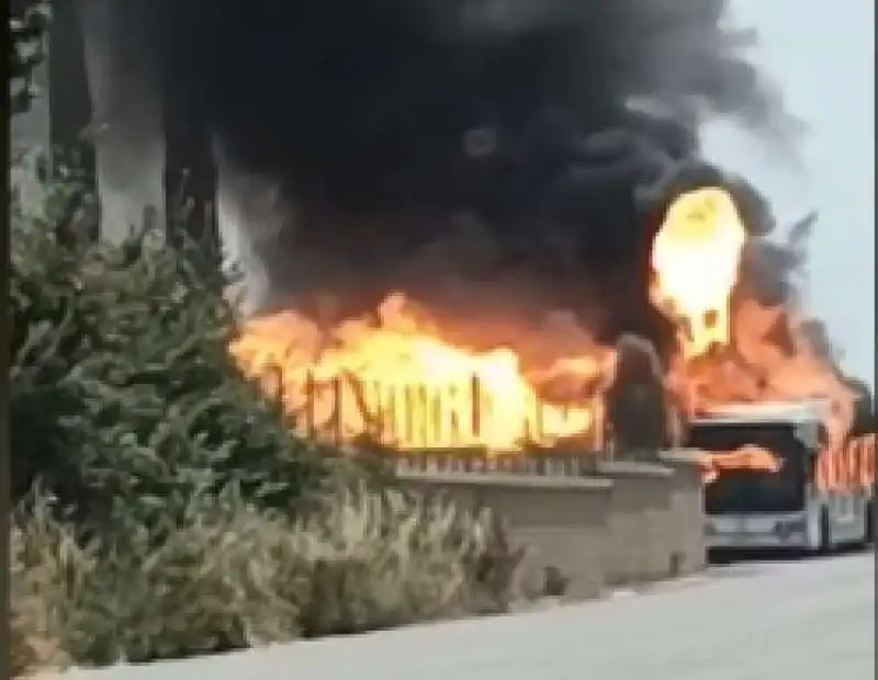 bus atac a fuoco in via laurentina   3