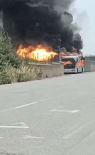 bus atac a fuoco in via laurentina 4