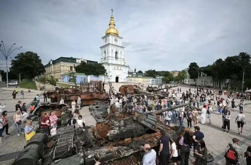 cittadini in strada a kiev dopo il lancio del missile 