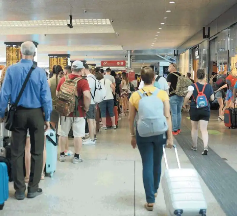 CODE ALLA STAZIONE TERMINI DI ROMA 