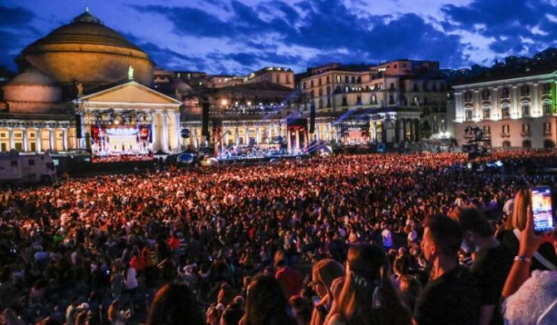 concerto gigi d alessio a piazza plebiscito 5