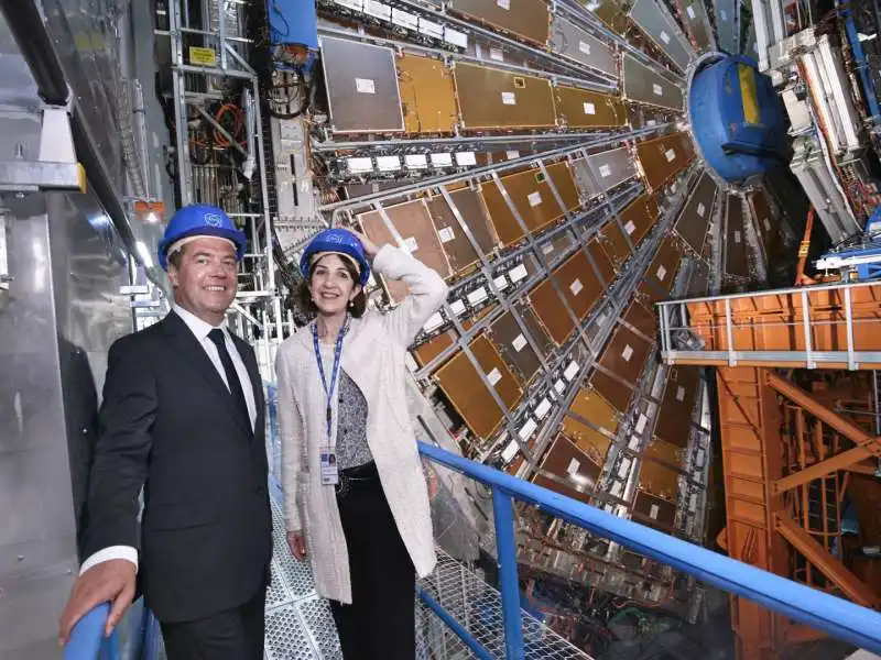 dmitry medvedev al cern  con fabiola giannotti 