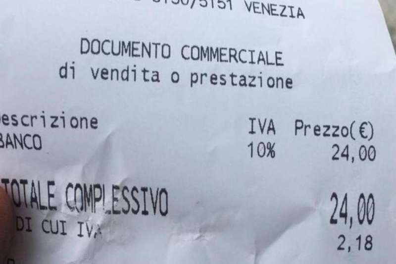 DONNA PAGA 24 EURO PER DUE CAFFE AL BANCO A VENEZIA