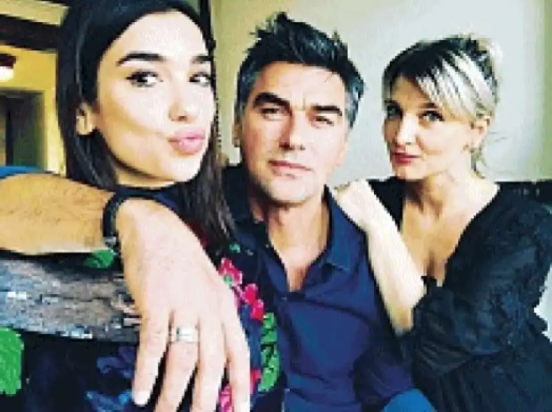 DUA LIPA CON I GENITORI