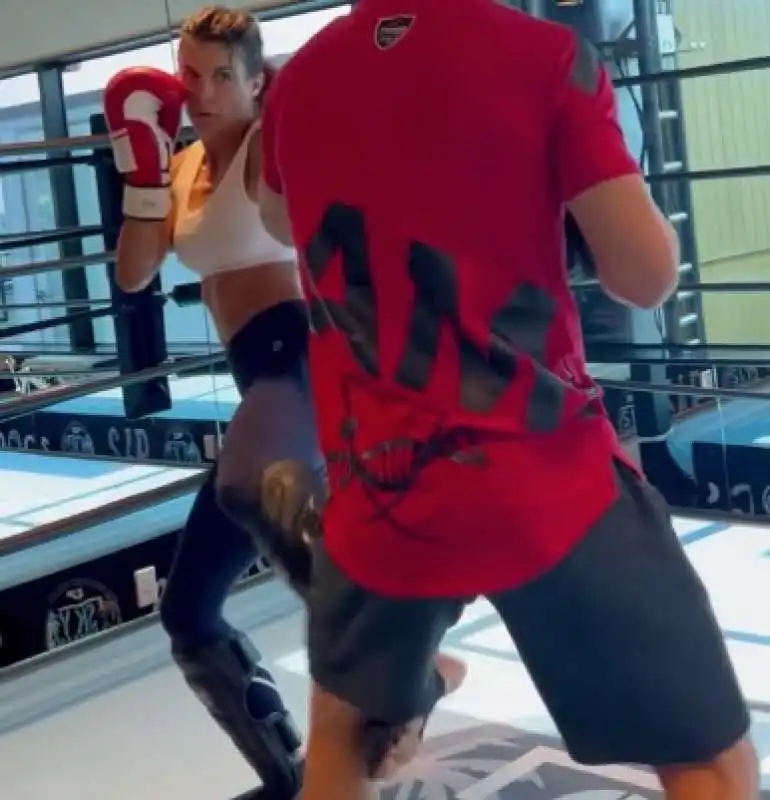 elisabetta canalis che fa kickboxing  2