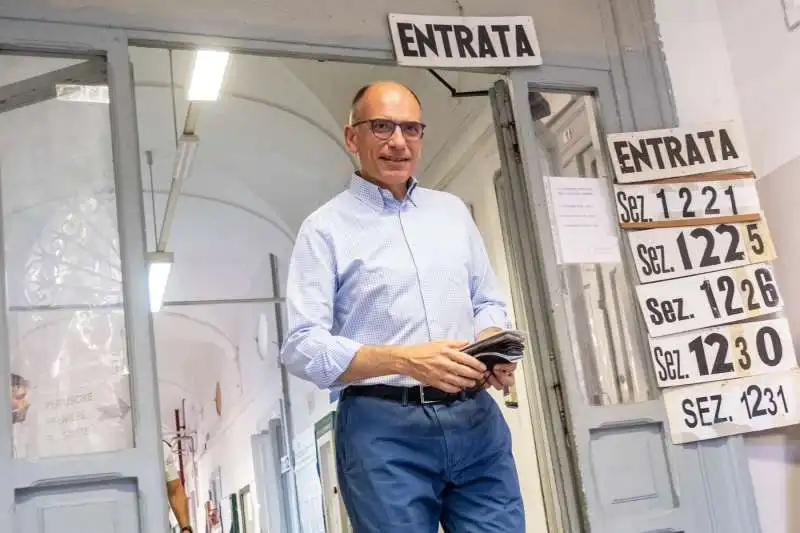 enrico letta al voto per i referendum sulla giustizia 