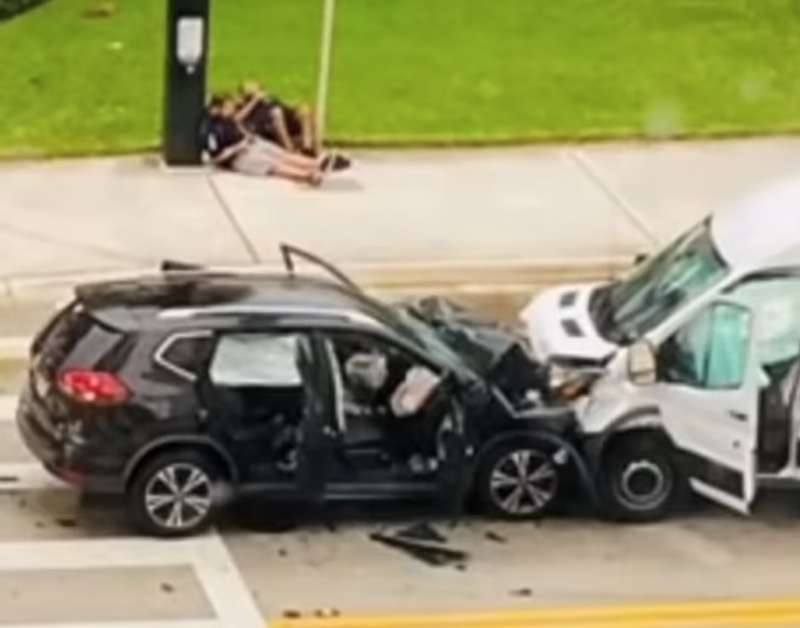 florida, coppia fa sesso orale in auto e si schianta 2