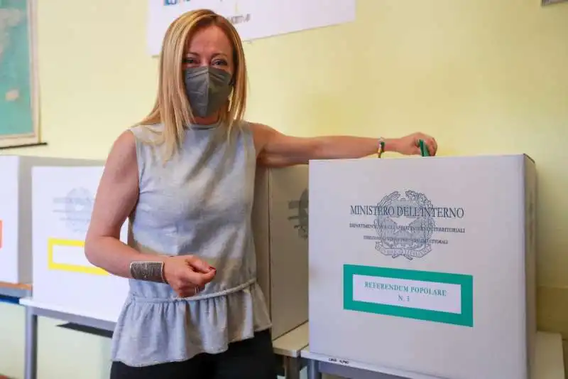 giorgia meloni al voto   referendum sulla giustizia  