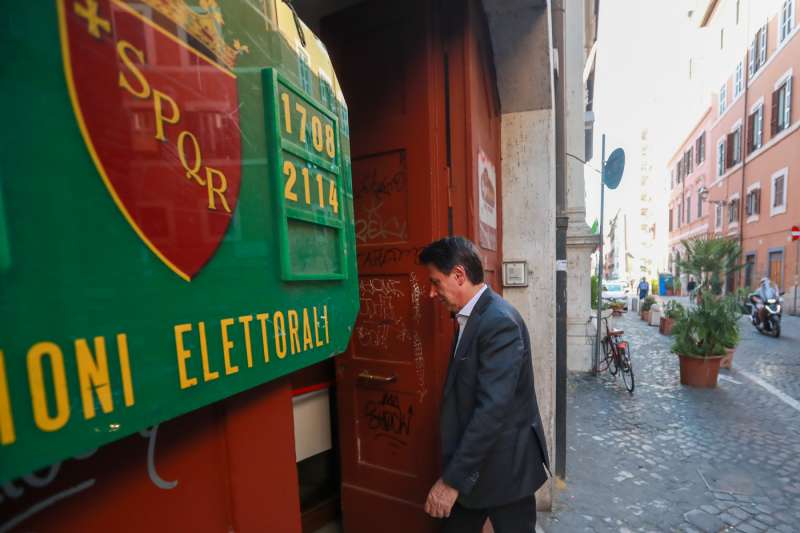 giuseppe conte al seggio per il referendum sulla giustizia