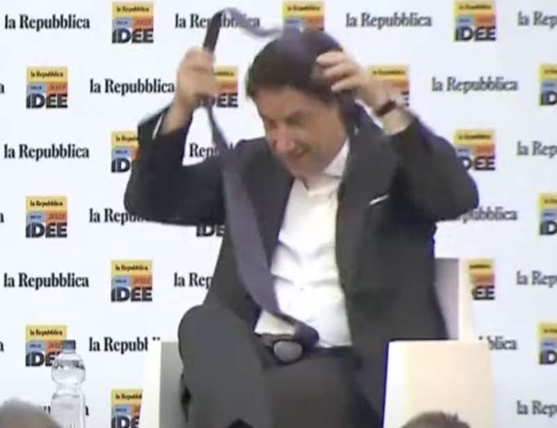 giuseppe conte si toglie la cravatta 1