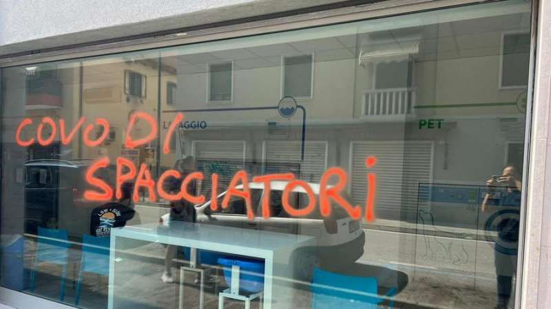 GRAFFITI CONTRO GLI SPACCIATORI A MESTRE