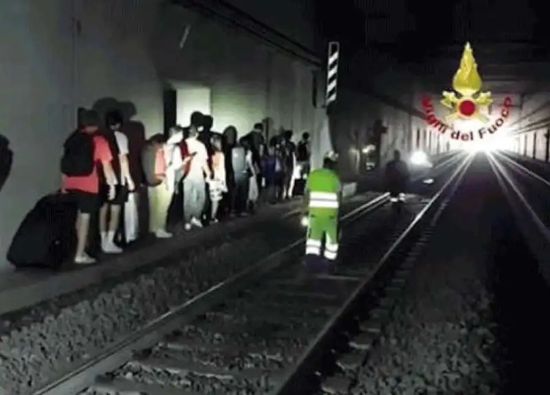 i passeggeri del treno deragliato a roma in galleria 