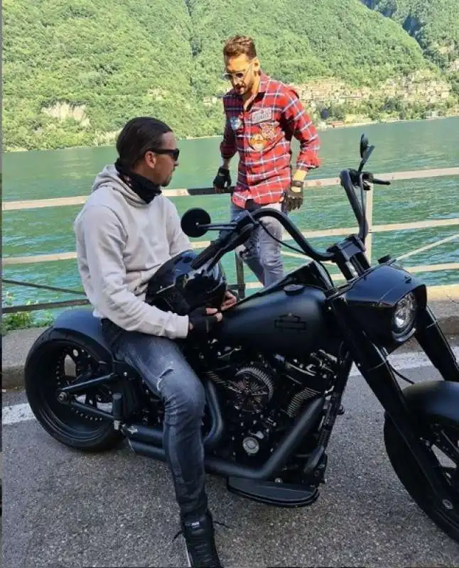 ibrahimovic e calhanoglu in moto 