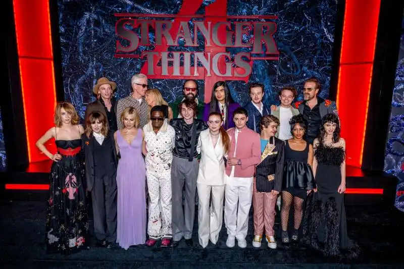 il cast di stranger things 9