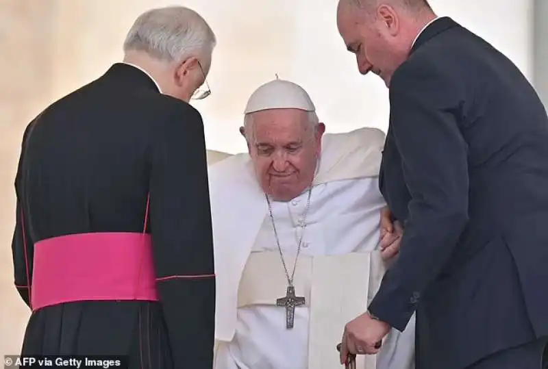 il papa si fa aiutare ad alzarsi