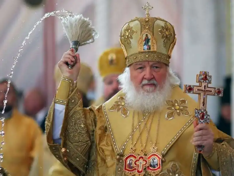 il patriarca kirill scivola su acqua santa 