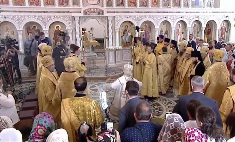 il patriarca kirill scivola su acqua santa