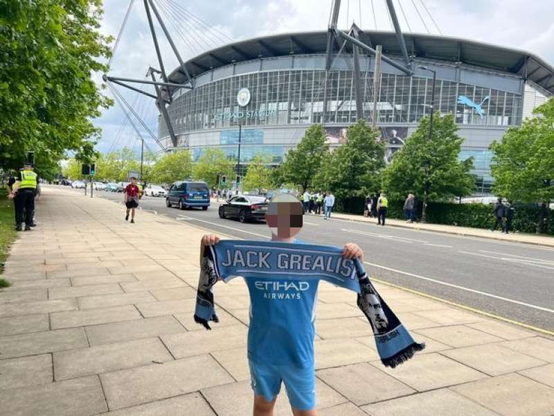 il piccolo ollie salvato da joao cancelo durante l invasione di campo dei tifosi del manchester city 4