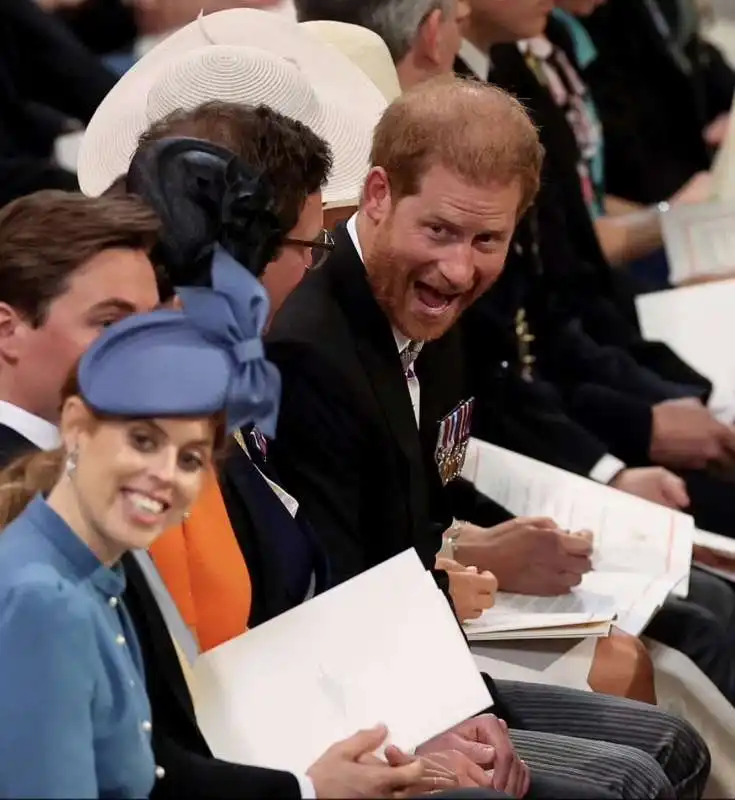 il principe harry scherza con le principesse beatrice ed eugenie ei loro mariti 