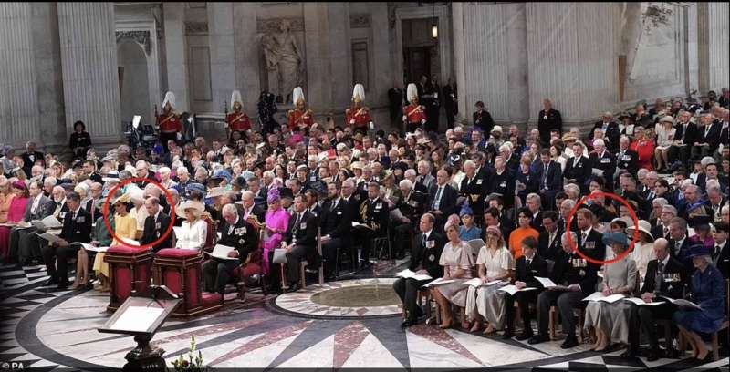 il principe harry seduto sul lato opposto del fratello, il principe william nella cattedrale di st paul