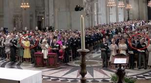 il principe william e kate (cerchio a sinistra) e il principe harry e meghan (cerchio a destra)