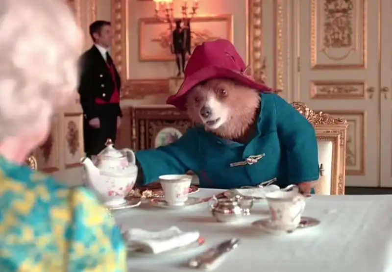 il video della regina con paddington bear per il platinum party 1