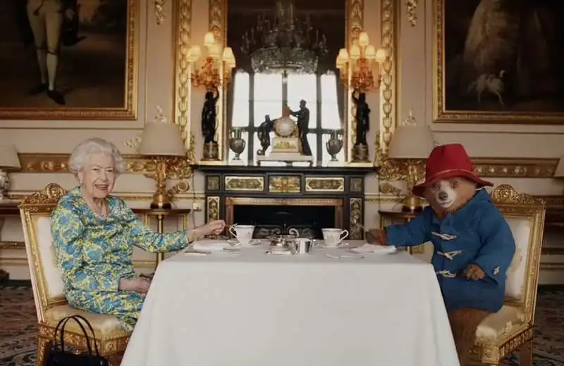 il video della regina con paddington bear per il platinum party 5