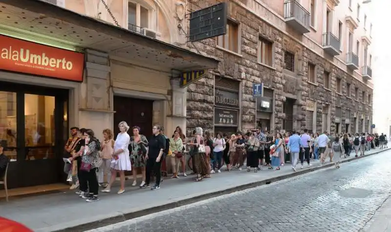 in fila per la presentazione del libro di cathy la torre (1)