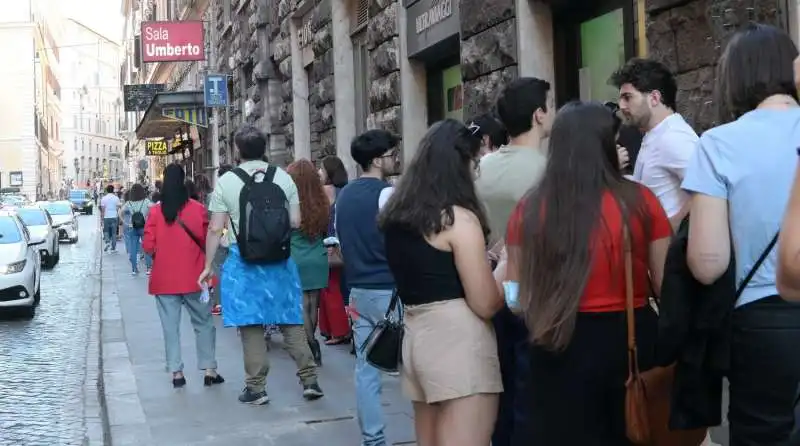 in fila per la presentazione del libro di cathy la torre (2)