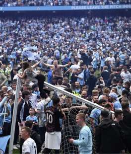 invasione di campo dei tifosi del manchester city per la vittoria della premier league