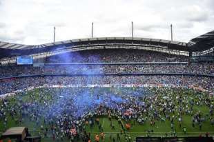 invasione di campo dei tifosi del manchester city per la vittoria della premier league