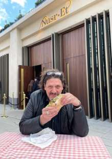 jay rayner mangia un kebab fuori dal ristorante di nusret