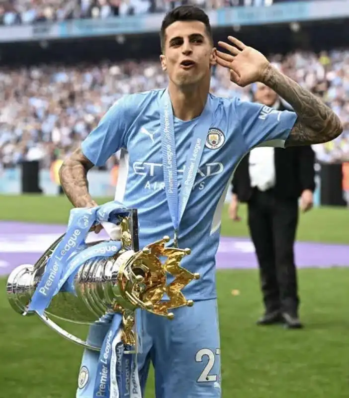 joao cancelo festegga la vittoria della premier league 1