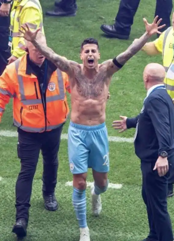 joao cancelo festegga la vittoria della premier league 2