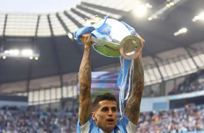 joao cancelo festegga la vittoria della premier league 3