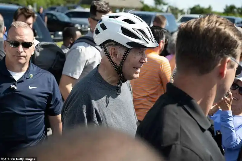 joe biden cade dalla bicicletta 10