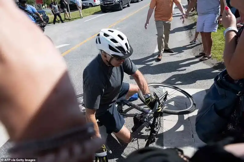 joe biden cade dalla bicicletta