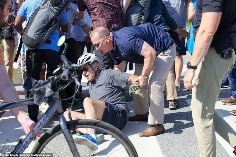 joe biden cade dalla bicicletta 4