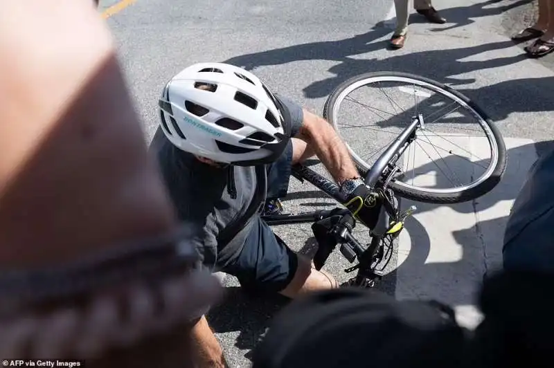 joe biden cade dalla bicicletta 5