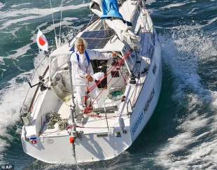 Kenichi Horie, 83 anni, sul suo yacht