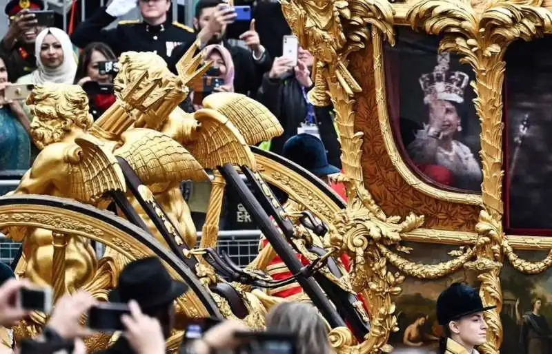 l ologramma della regina elisabetta durante la parata per il giubileo di platino 