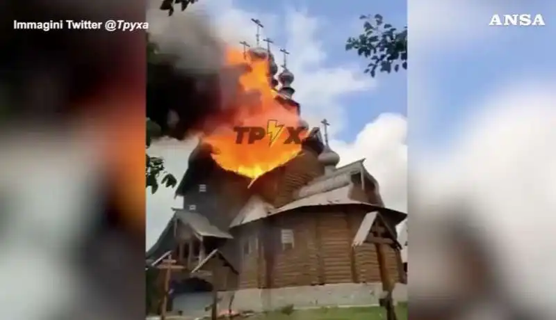 La chiesa di Tutti i Santi della Lavra di Svyatogorsk, nel Donetsk, bombardata dai russi 