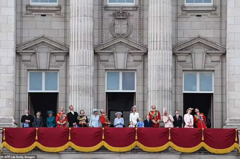 la famiglia reale al balcone