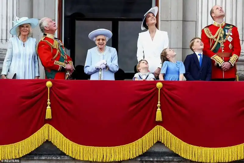 la famiglia reale al balcone 2