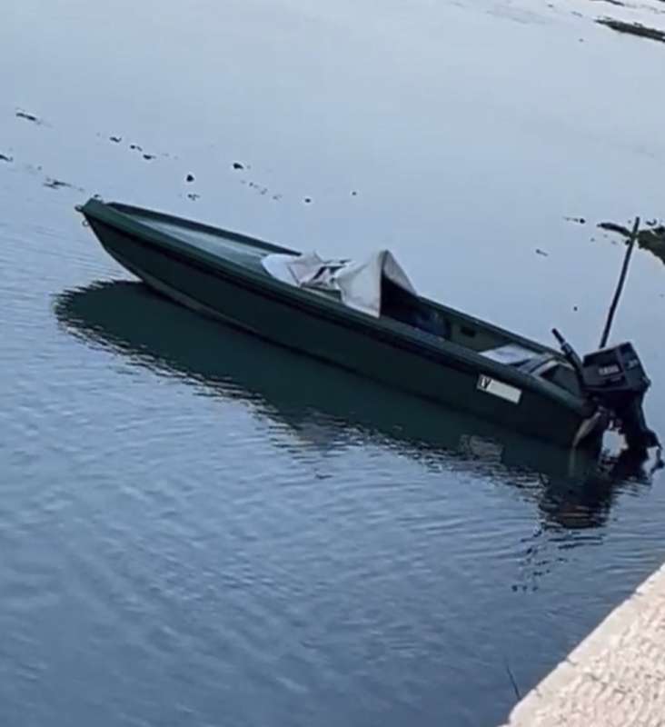 la pesca di ostriche sotto il ponte della liberta a venezia 3