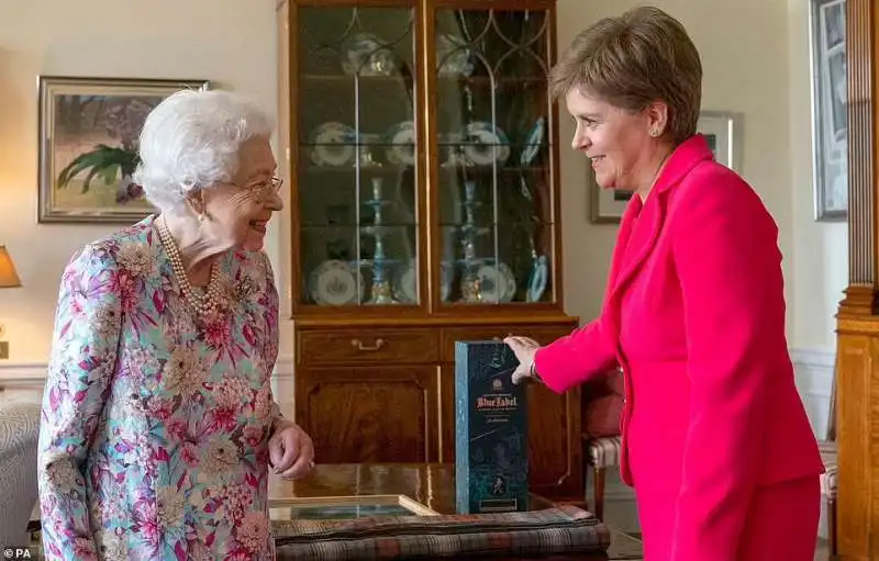 La regina con Nicola Sturgeon