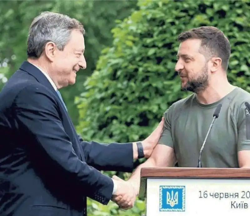 LA STRETTA DI MANO TRA DRAGHI E ZELENSKY